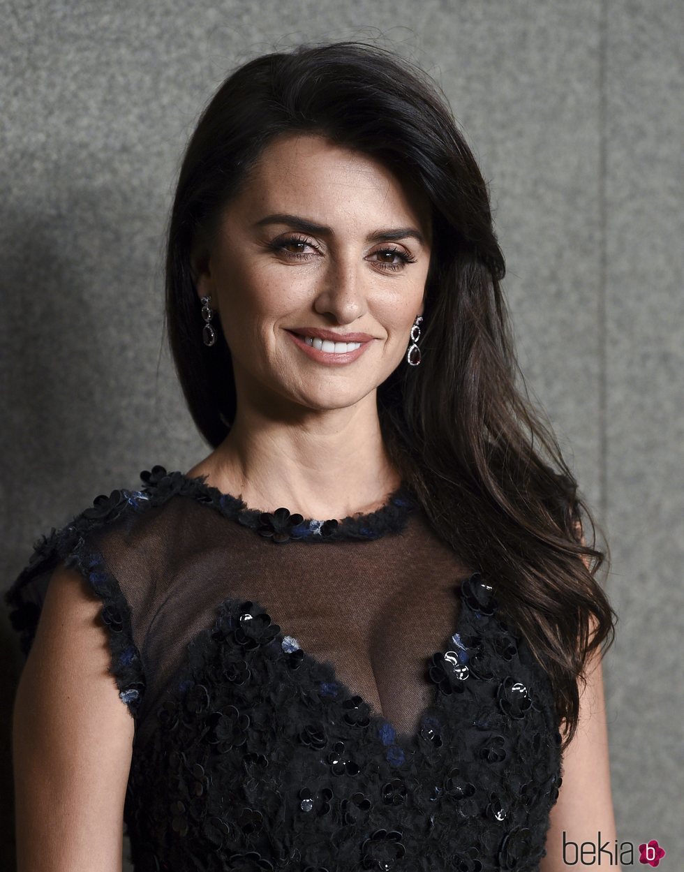 Penélope Cruz apuesta por la melena ondulada en Chanel Metiers D'Art Show