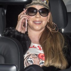 Mariah Carey con demasiados accesorios en un coche en Berlin