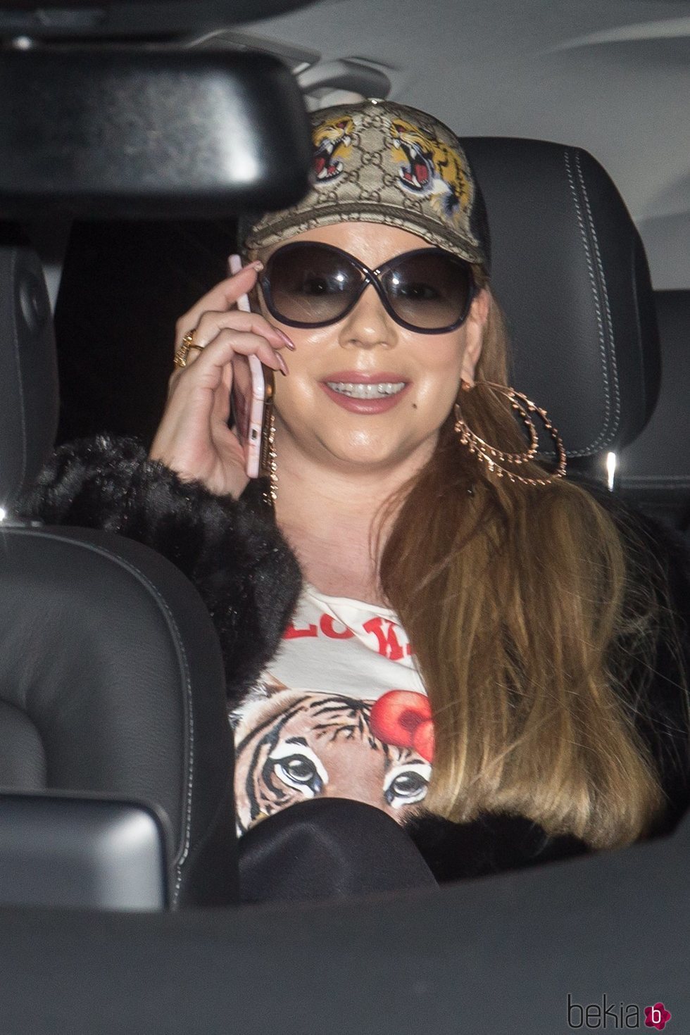 Mariah Carey con demasiados accesorios en un coche en Berlin
