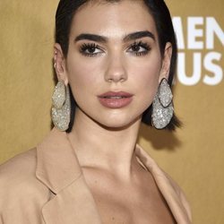 Dua Lipa posa con unos maxi pendientes en los Premios Billboard Women 2018