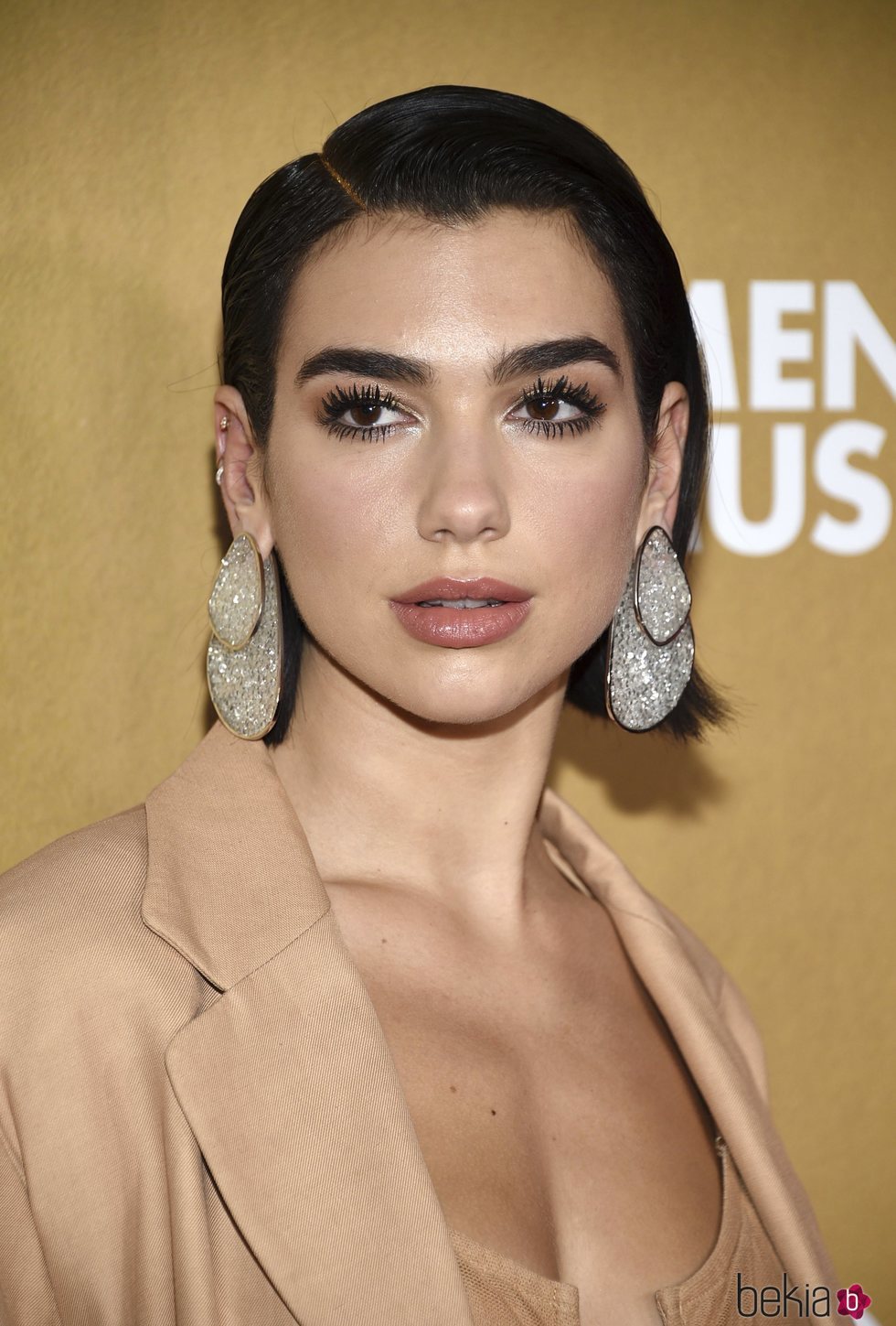 Dua Lipa posa con unos maxi pendientes en los Premios Billboard Women 2018