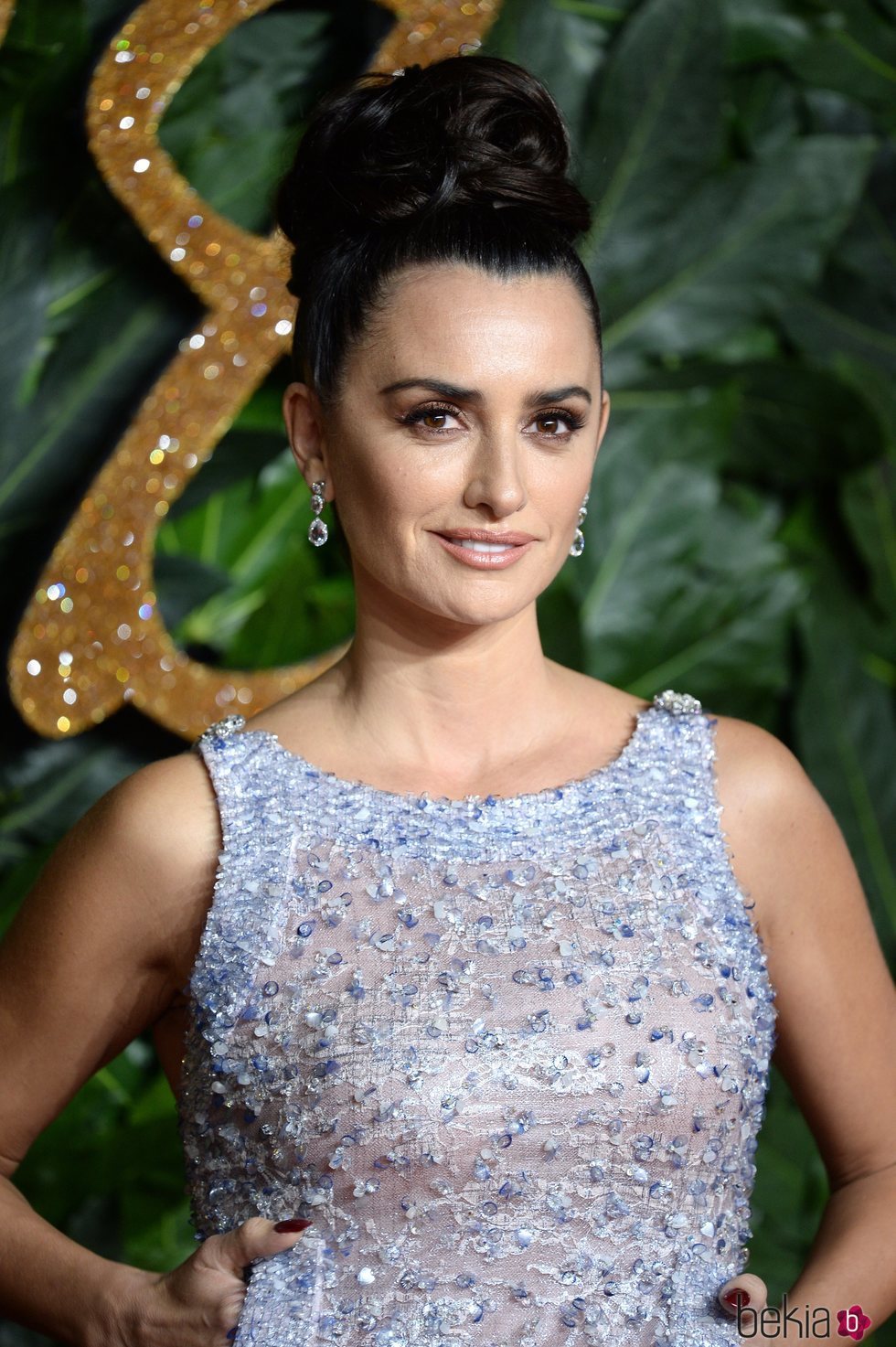 Penélope Cruz posa con un maxi moño en los British Fashion Awards 2018