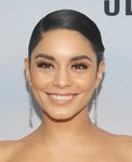 Vanessa Hudgens posó con un moño bajo en la premiere de 'Second Act'