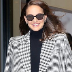 Natalie Portman con la melena al viento y un maquillaje muy natural promocionando 'Vox Lux'