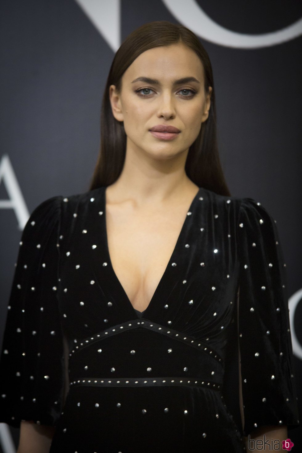 Irina Shayk posa radiante en la fiesta inaugural de Porcelanosa en Catellón