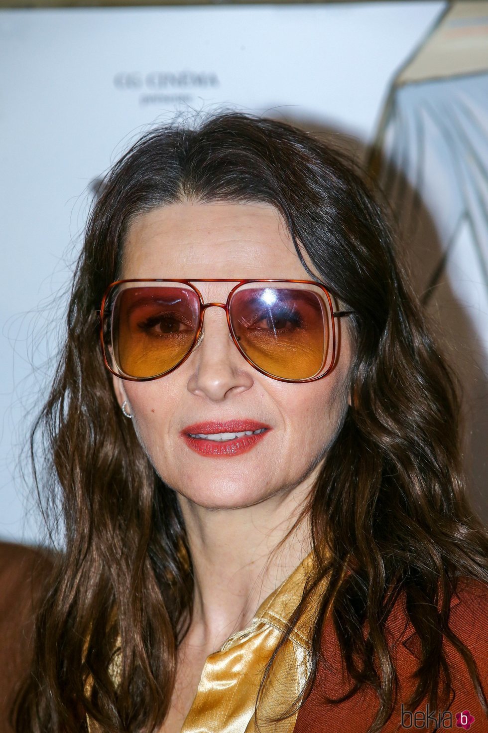 Juliette Binoche se decidió por un beauty con gafas de sol para la premiere 'Doubles Vies'