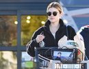 Lucy Hale de compras por Los Ángeles con coleta y sin maquillaje