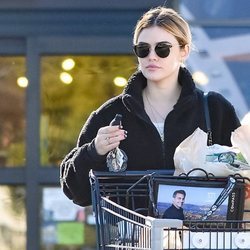 Lucy Hale de compras por Los Ángeles con coleta y sin maquillaje