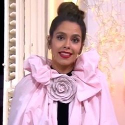 Cristina Pedroche presentando las Campanadas de Antena 3 con un moño muy sencillo