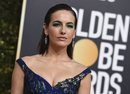 Camilla Belle con un beauty look verde en los Globos de Oro 2019
