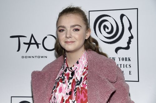 Elsie Fisher con una coleta rápida en los Critics Circle Awards 2019