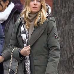 Sienna Miller por las calles de Nueva York sin cepillarse el pelo