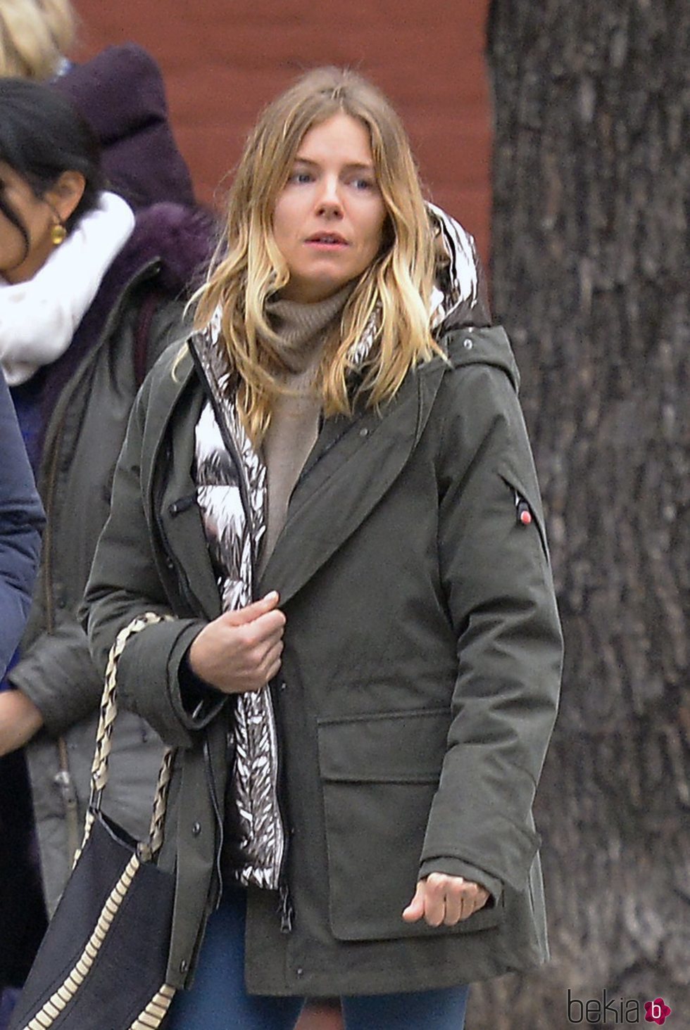 Sienna Miller por las calles de Nueva York sin cepillarse el pelo