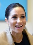 Meghan Markle con un beauty look natural en su visita a una organización en Londres