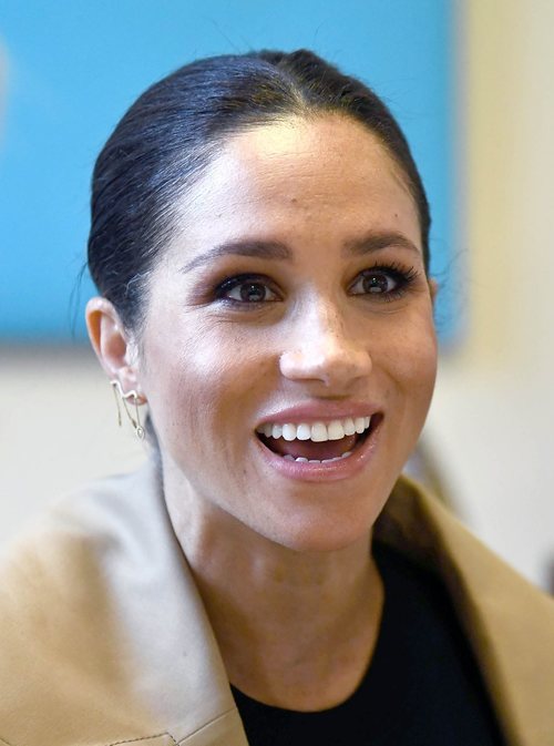 Meghan Markle con un beauty look natural en su visita a una organización en Londres