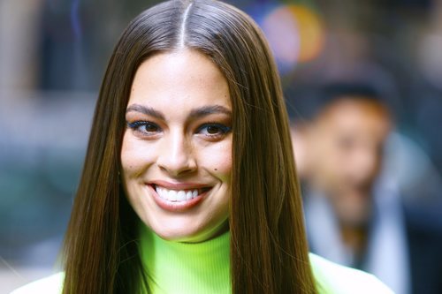 Ashley Graham se decanta por la sombra de ojos azul