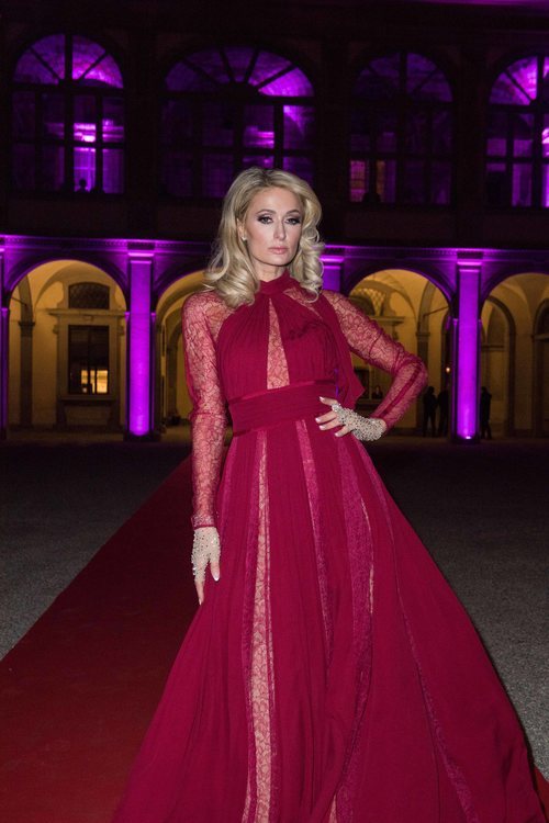 Paris Hilton con un peinado muy desacertado en la Semana de la Moda de Florencia