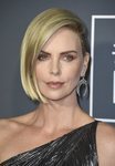 Charlize Theron con un beauty look nude en los Critics' Choice Awards 2019