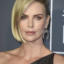 Charlize Theron con un beauty look nude en los Critics' Choice Awards 2019