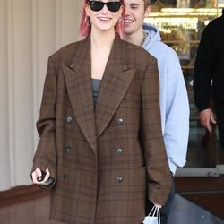 Hailey Baldwin con su melena midi rosa en Los Ángeles