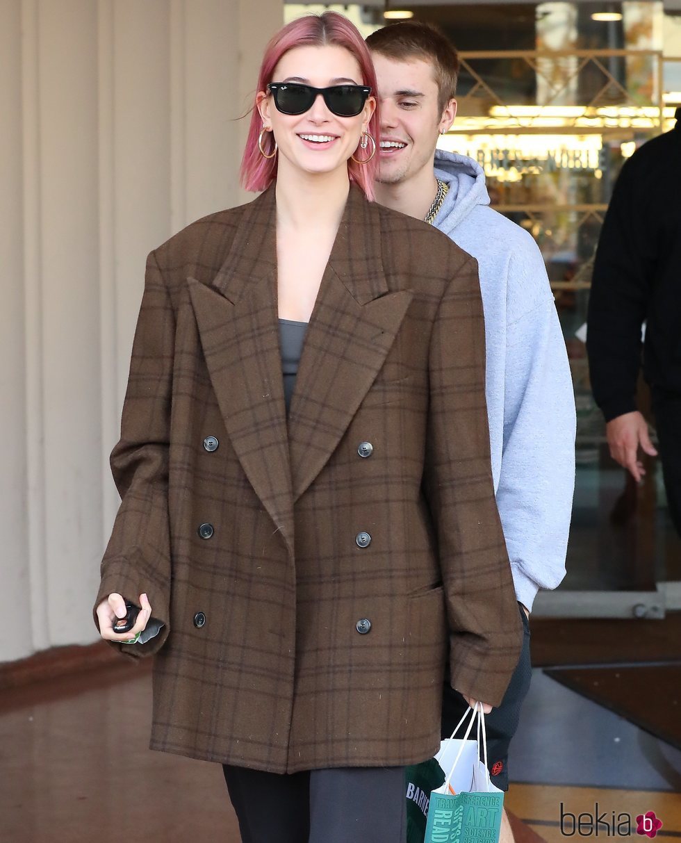 Hailey Baldwin con su melena midi rosa en Los Ángeles