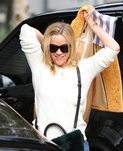 Reese Witherspoon con el pelo sucio haciendo recados por Santa Mónica