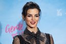 Clara Lago con un recogido desordenado en la premiere de 'Gente que viene y bah'