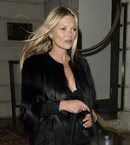 Kate Moss saliendo de su fiesta de cumpleaños con el rostro hinchado