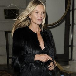 Kate Moss saliendo de su fiesta de cumpleaños con el rostro hinchado