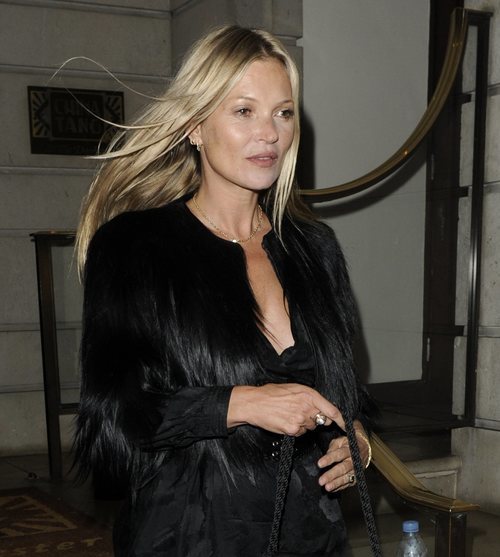 Kate Moss saliendo de su fiesta de cumpleaños con el rostro hinchado
