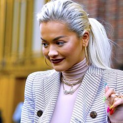 Rita Ora con uñas multicolores