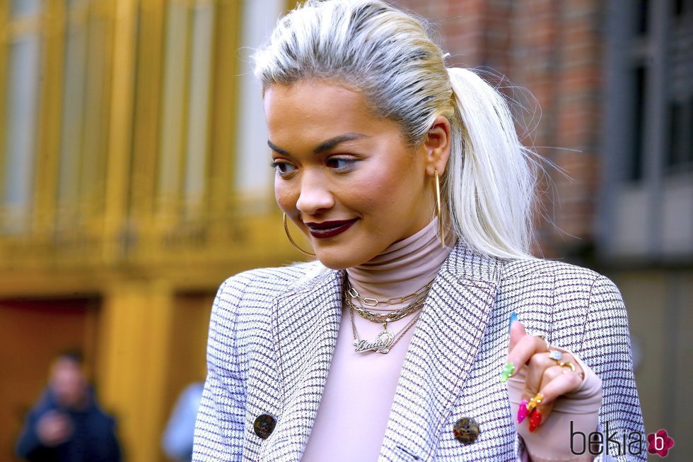 Rita Ora con uñas multicolores