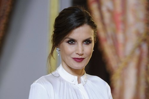La Reina Letizia y su sencillo recogido durante una recepción en Madrid