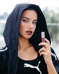 Adriana Lima para la colección de maquillaje de Puma X Maybelline