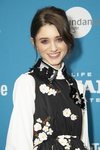 Natalia Dyer con sombra de ojos rosa