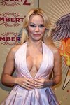 Pamela Anderson rubia y con el pelo suelto