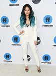 Janel Parrish con mechas azules