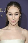 Alycia Debnam con un maquillaje muy natural
