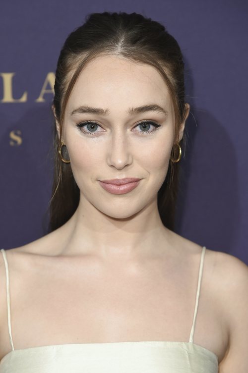 Alycia Debnam con un maquillaje muy natural