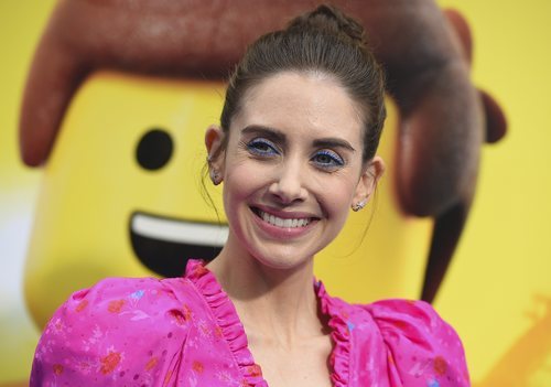 Alison Brie con pestañas azules