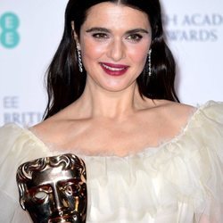 Rachel Weisz con su trofeo de los Premios BAFTA 2019