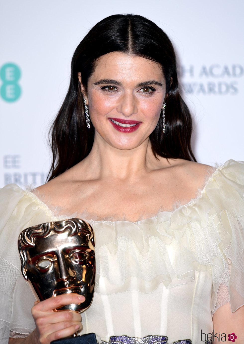 Rachel Weisz con su trofeo de los Premios BAFTA 2019
