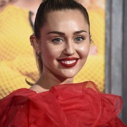 Miley Cyrus en la premier de 'Isn't It Romantic'
