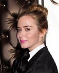 Emily Blunt con pintalabios rosa