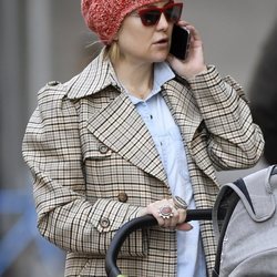 Kate Hudson con un gorro rojo