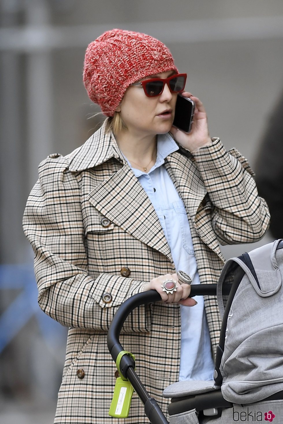 Kate Hudson con un gorro rojo