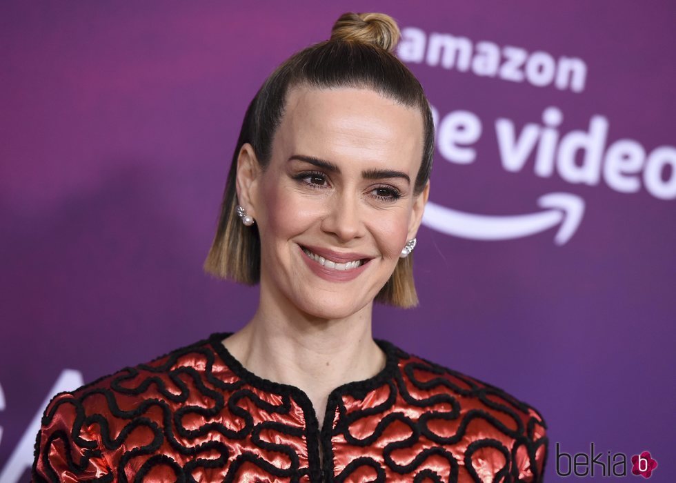 Sarah Paulson con moño alto en los Costume Designers Guild Awards 2019
