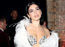 Dua Lipa con sombra de ojos negra muy marcada