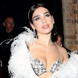 Dua Lipa con sombra de ojos negra muy marcada