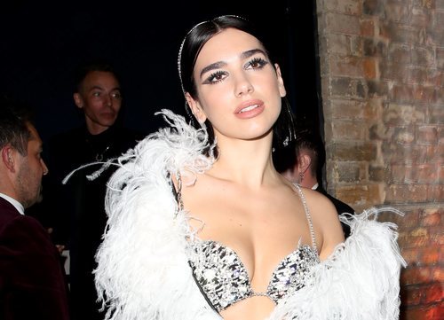 Dua Lipa con sombra de ojos negra muy marcada